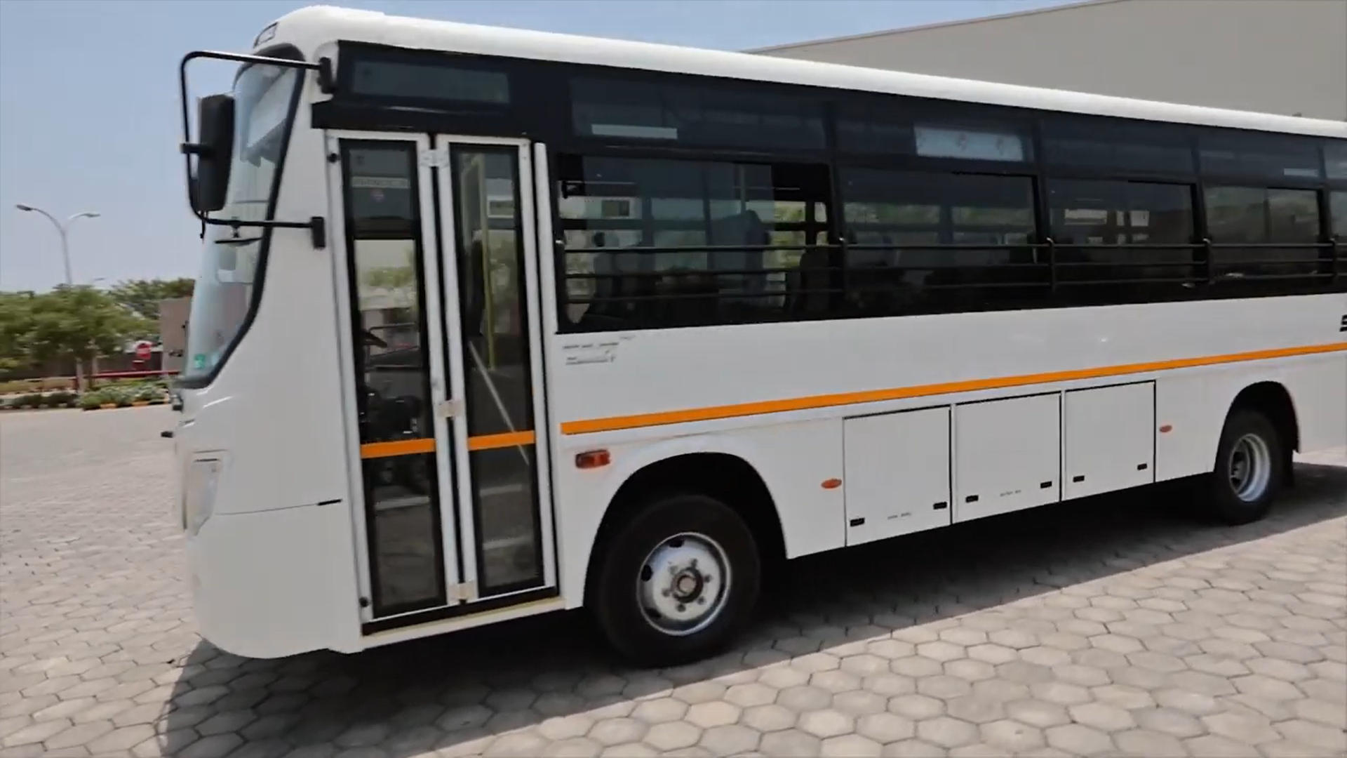 Know your Eicher BSVI Vehicle – Eicher Staff Bus Range (Hindi)